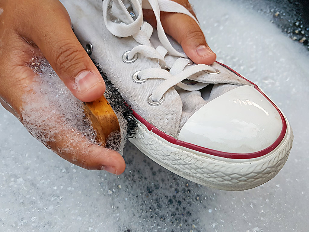 Scarpe bianche: come pulirle in modo facile ed economico